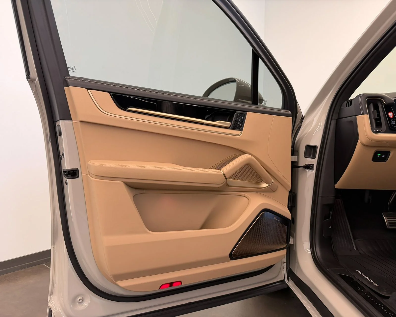Used 2025 White Porsche Turbo image 9