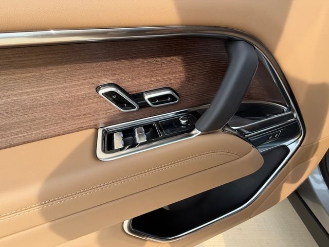 New 2026 Eiger Grey Land Rover SE image 11