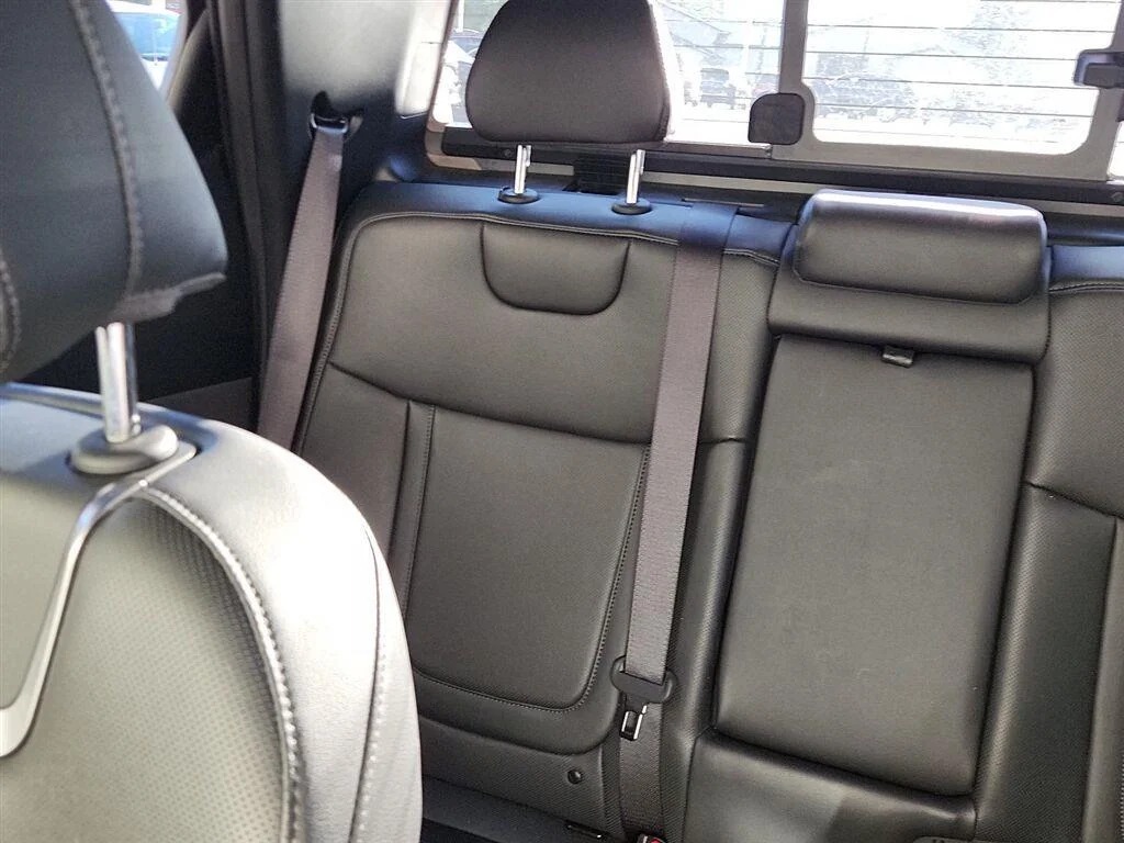 Used 2025 Rockwood Green Hyundai Limited image 18