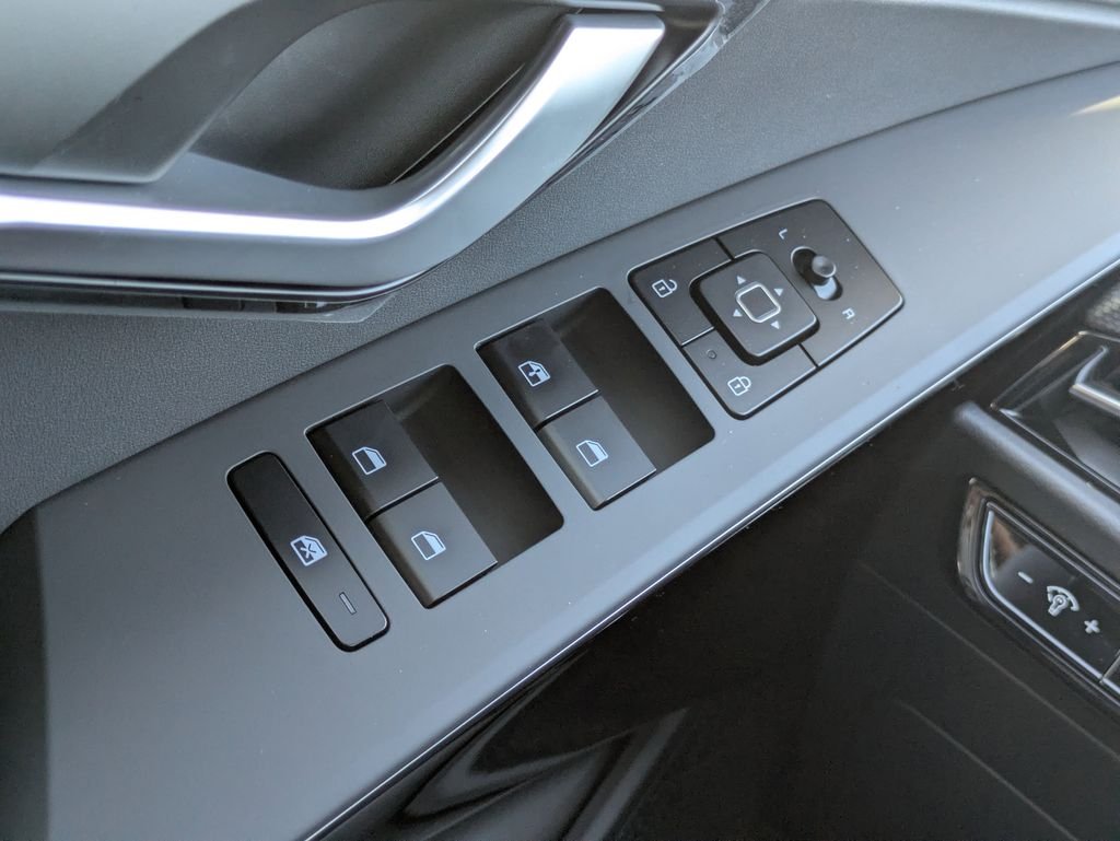 New 2025 Interstellar Gray Kia Wind image 23