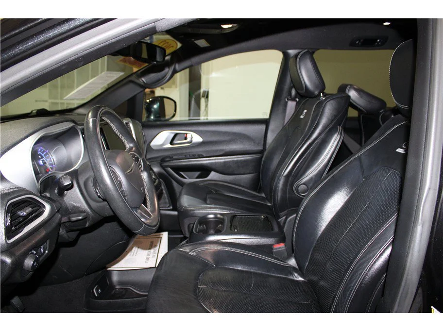 Used 2022 Brilliant Black Crystal Pearlcoat Chrysler Hybrid Touring L image 11