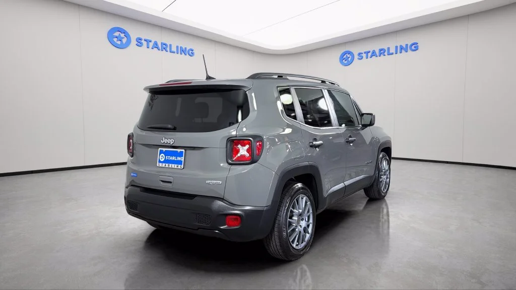 Used 2021  Jeep Latitude image 8