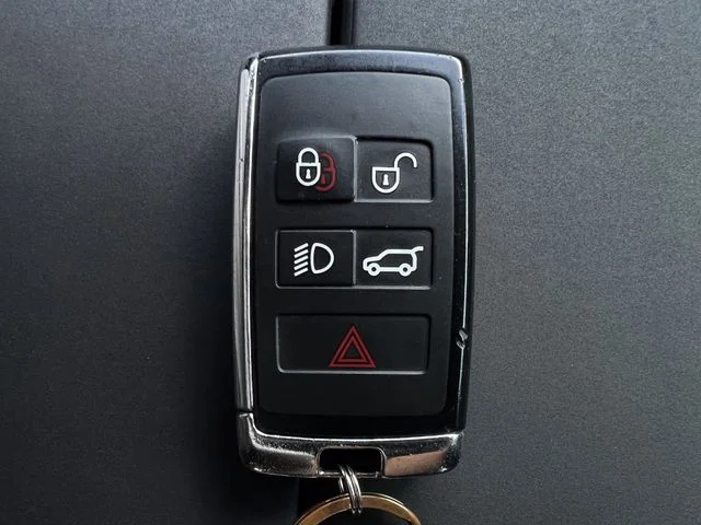 Used 2020 White Land Rover R-Dynamic SE image 26