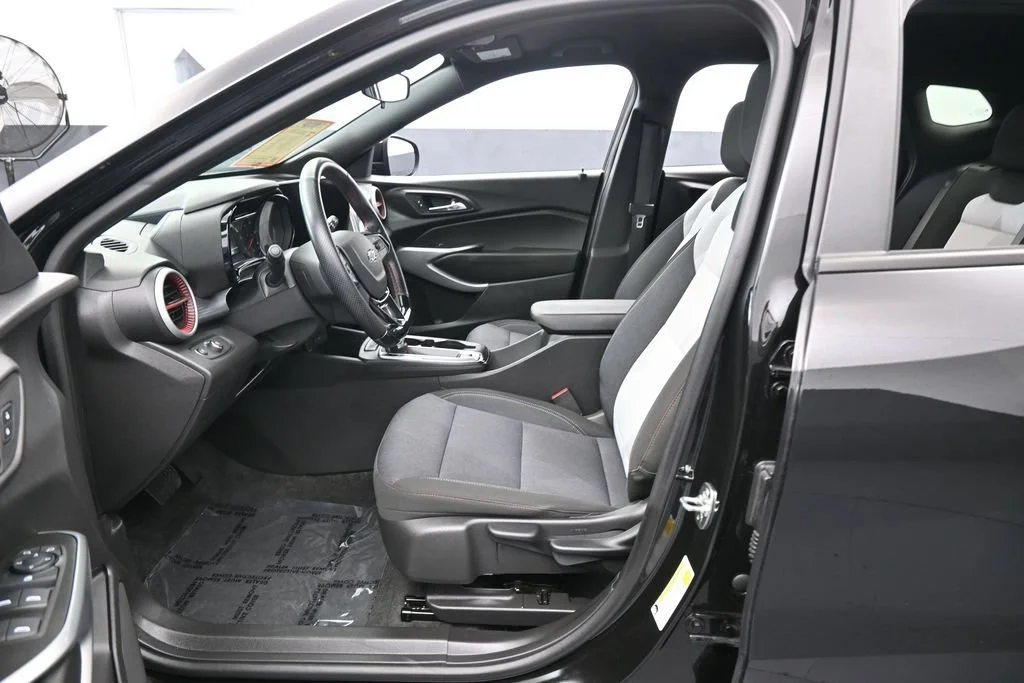 Used 2025 Mosaic Black Metallic Chevrolet 1RS image 11