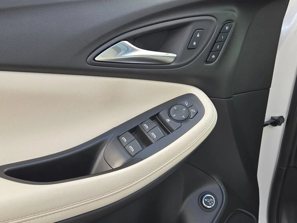 Used 2026 White Buick Avenir image 22