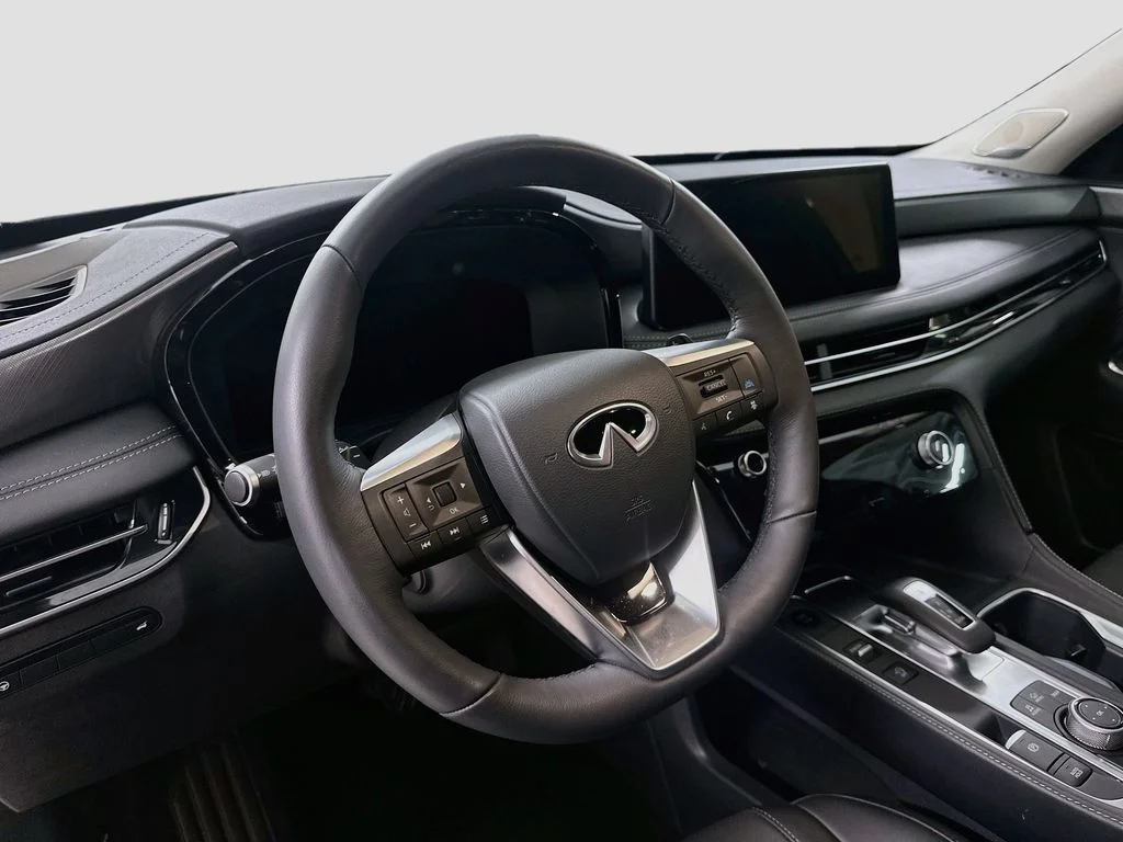 Certified Used 2026 White INFINITI LUXE image 4