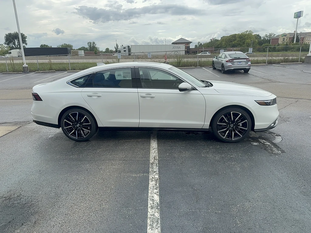New 2026 Platinum White Pearl Honda Touring image 4