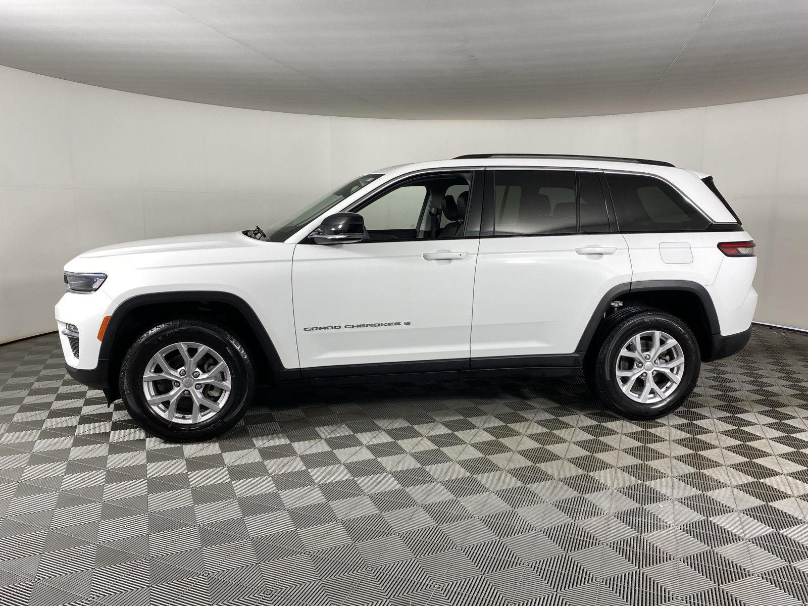 Used 2023 Bright White Clearcoat Jeep Limited image 4