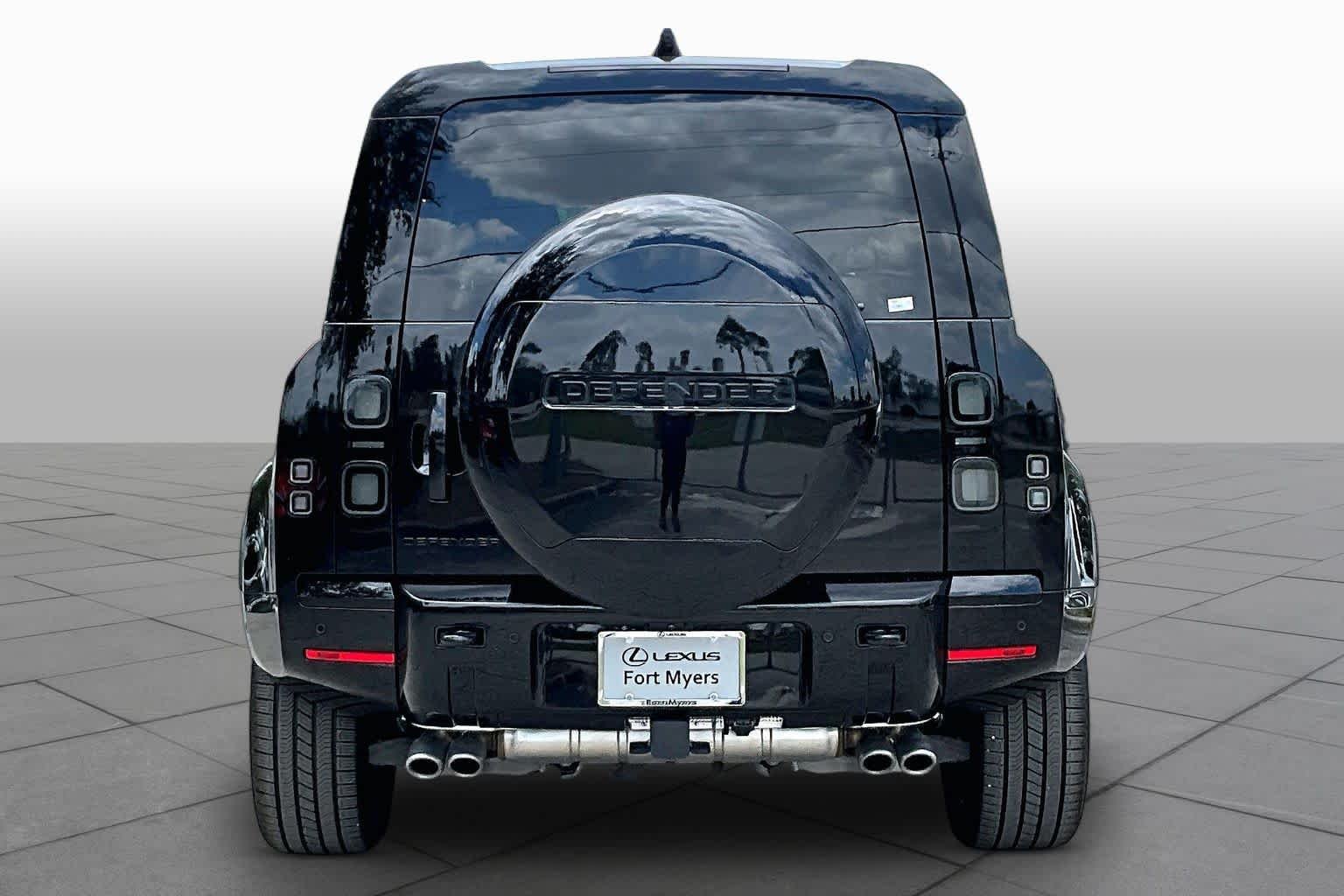 Used 2026 Santorini Black Metallic Land Rover V8 image 9