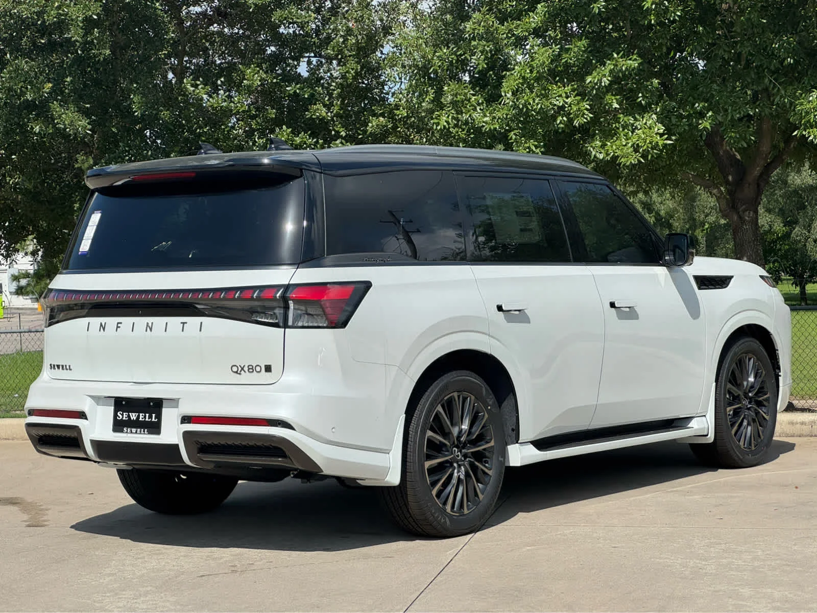 New 2026 2T RADIANT WHIT INFINITI Autograph 4WD image 3