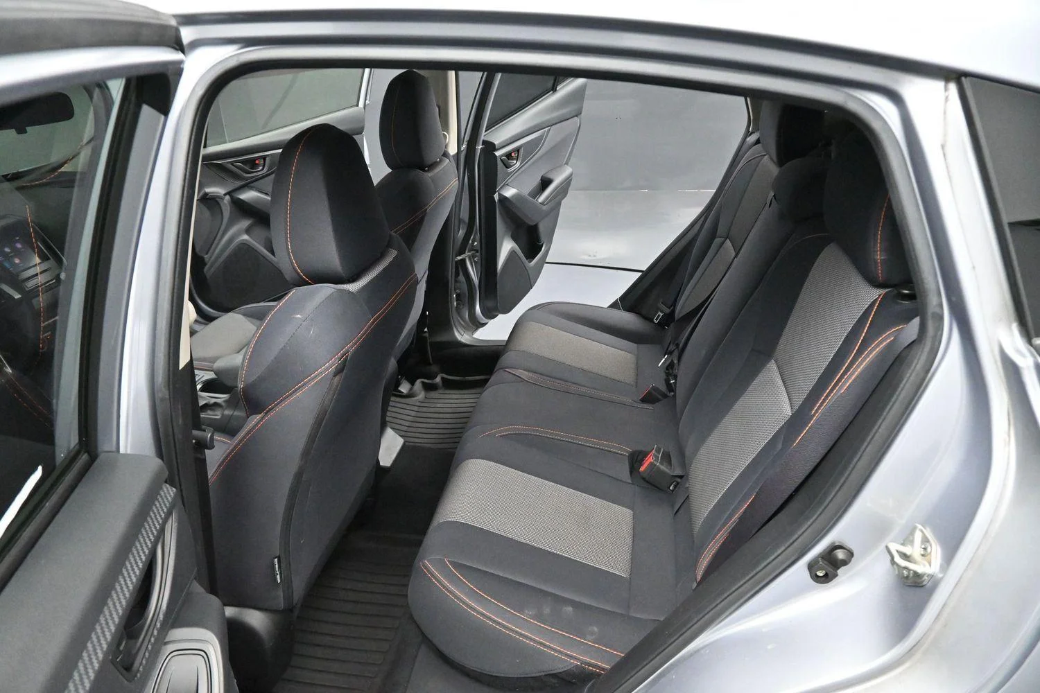 Used 2020 Ice Silver Metallic Subaru Premium image 27