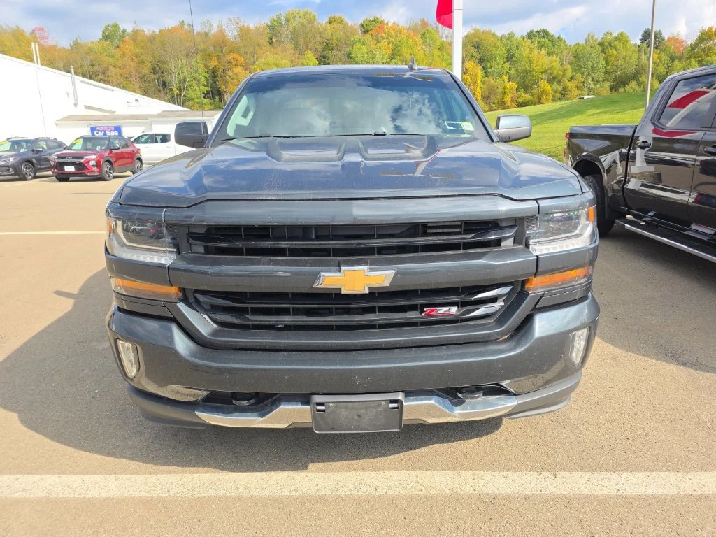 Used 2018 GRAPHITE METALLIC Chevrolet LT image 3