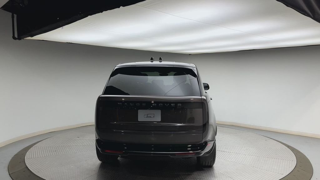 Used 2024 Charente Gray Premium Metallic Land Rover SE image 3