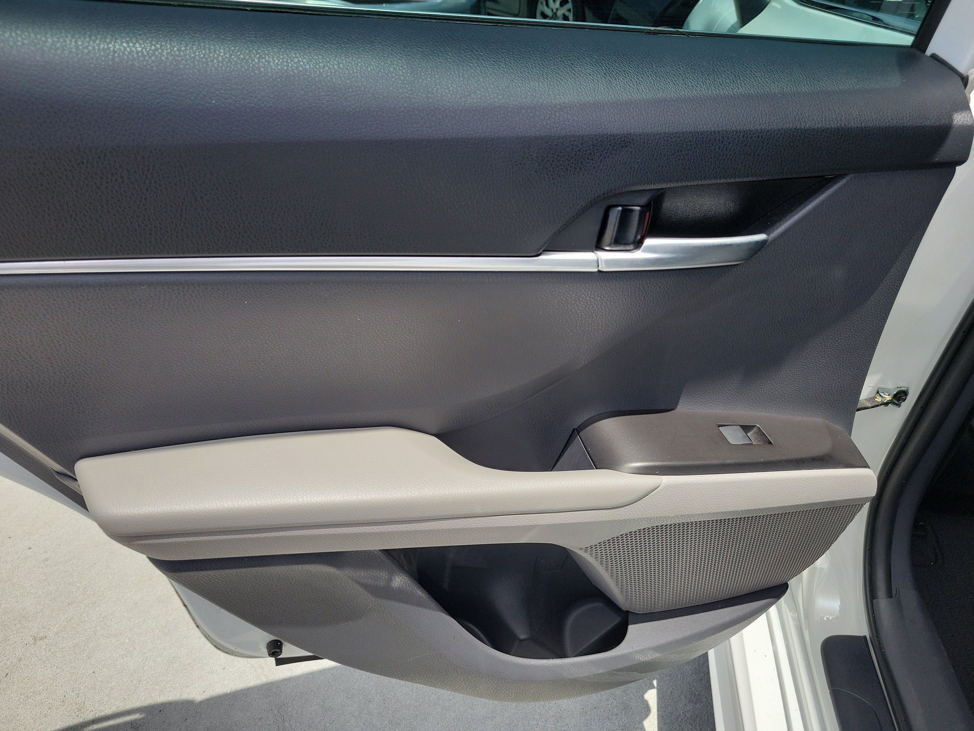 Used 2023 Ice Toyota SE image 11