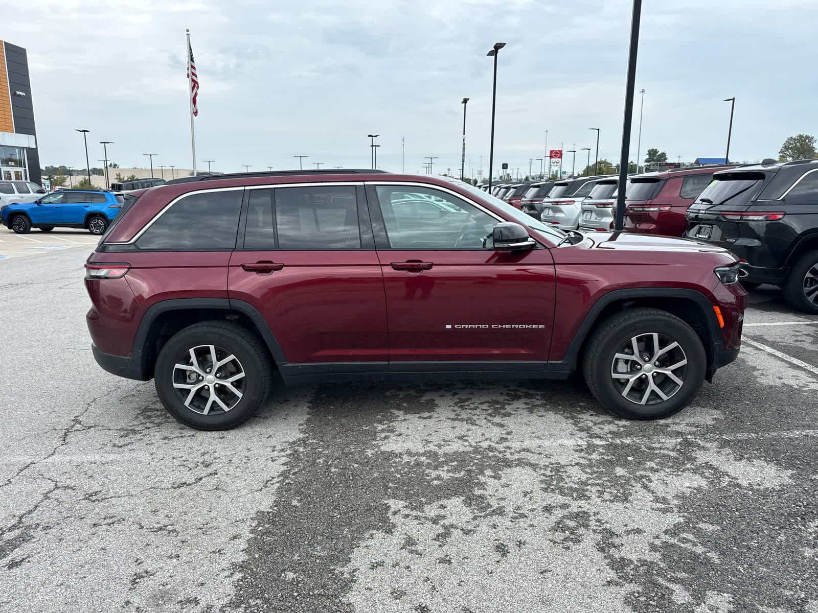 Used 2024 Velvet Red Pearlcoat Jeep Limited image 4