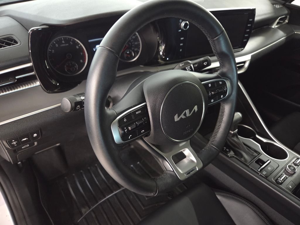 Used 2024 White Kia GT-Line image 18
