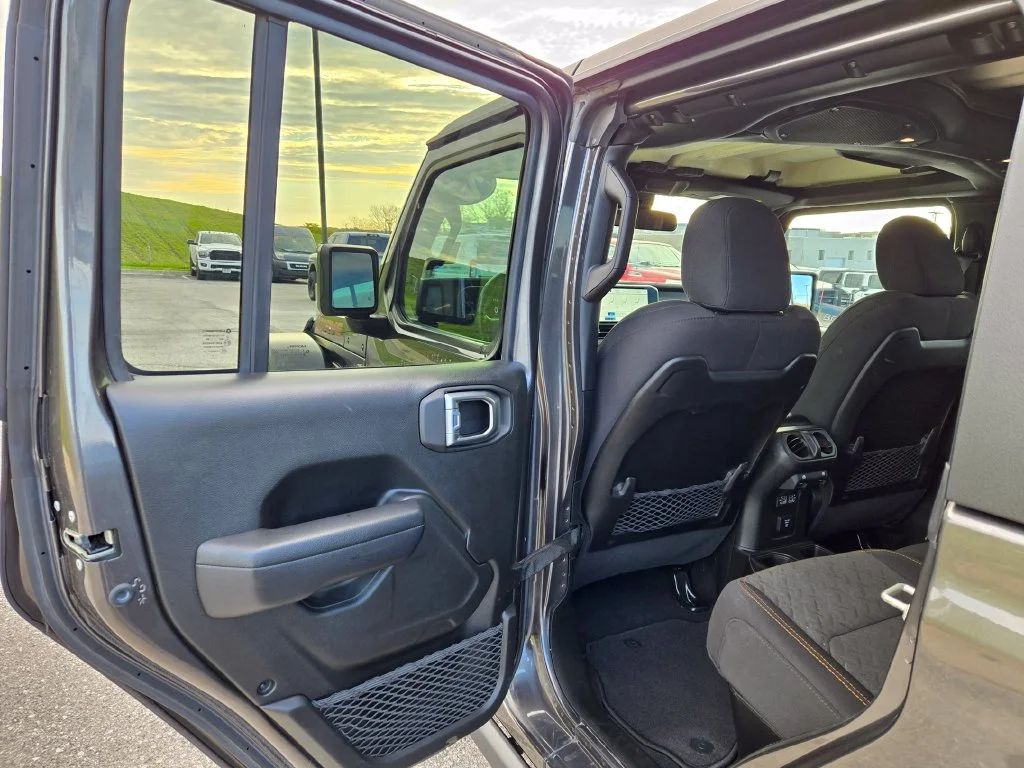Used 2024 Gray Jeep Mojave image 24