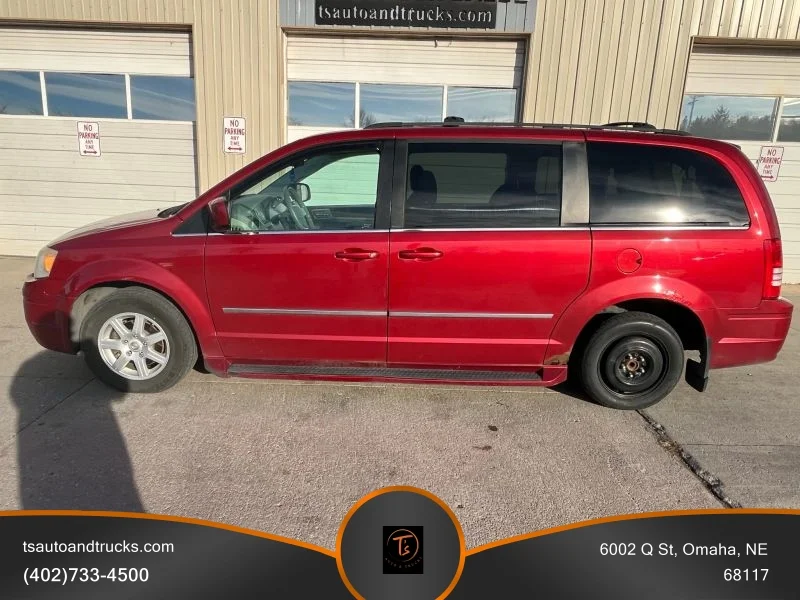 2010 Chrysler Town & Country Touring's photo