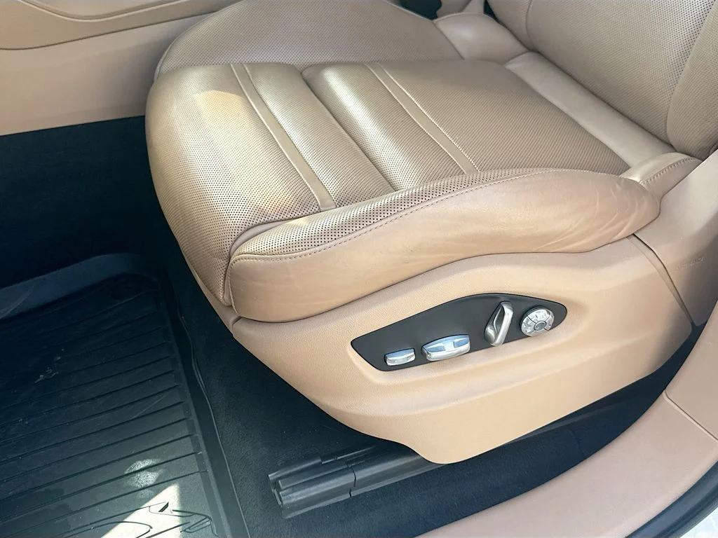 Used 2021  Porsche Base image 21