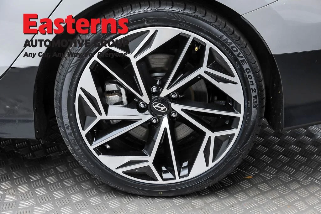 Used 2023 Silver Hyundai SEL image 8