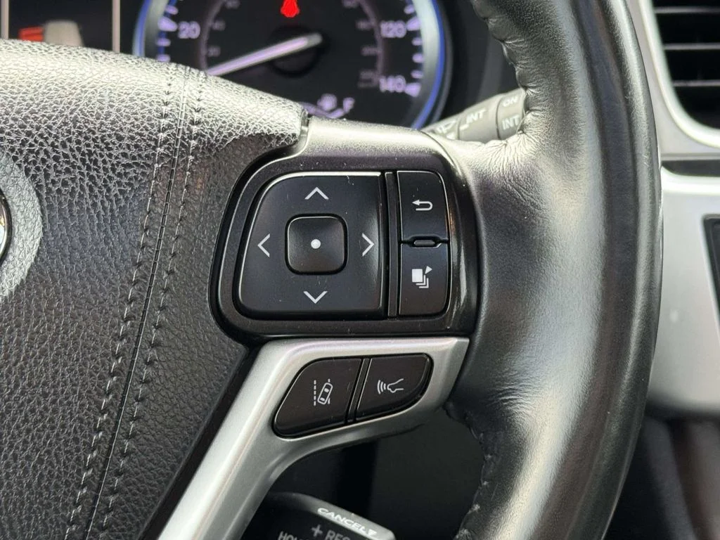 Used 2019 Gray Toyota XLE image 22