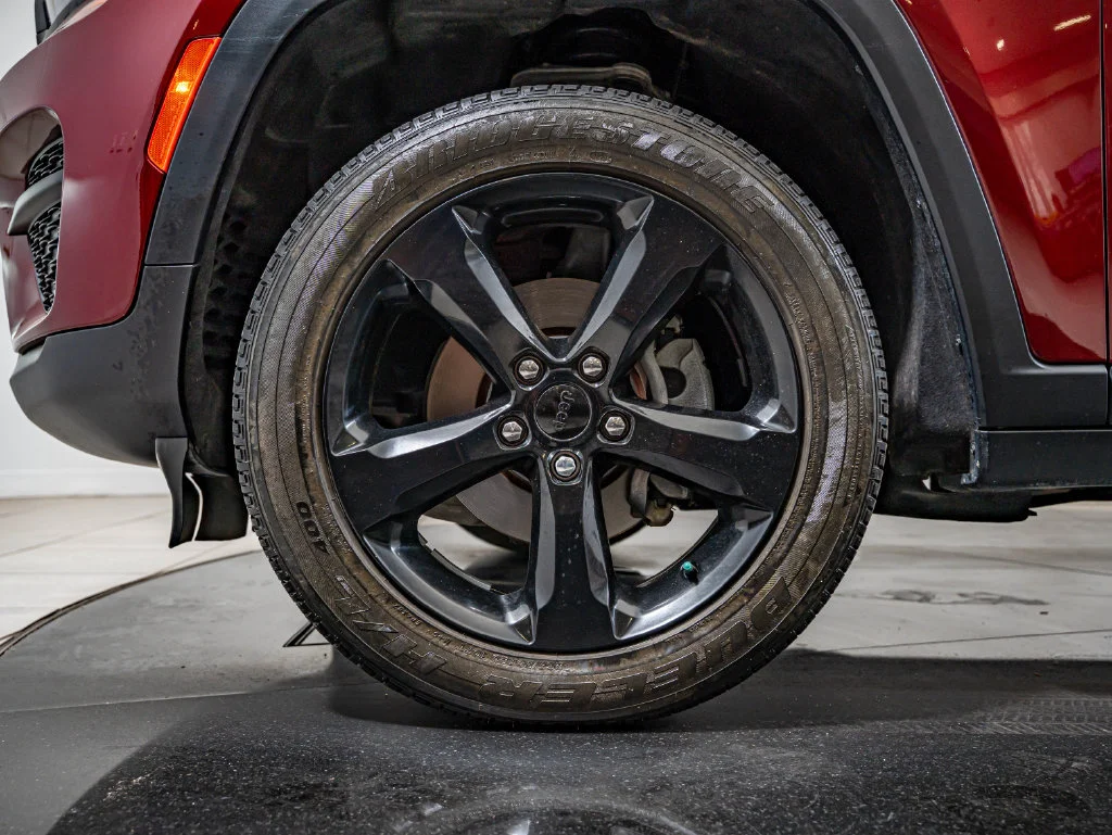 Used 2023 Velvet Red Pearlcoat Jeep Altitude image 10