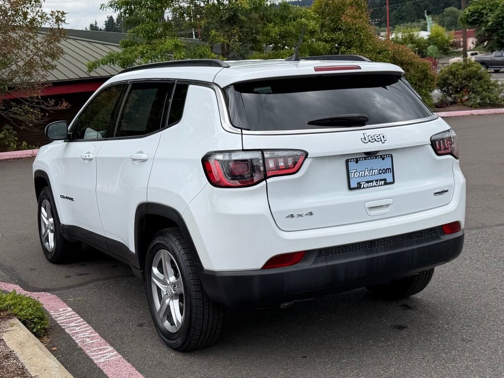 Used 2024 White Jeep Latitude image 5