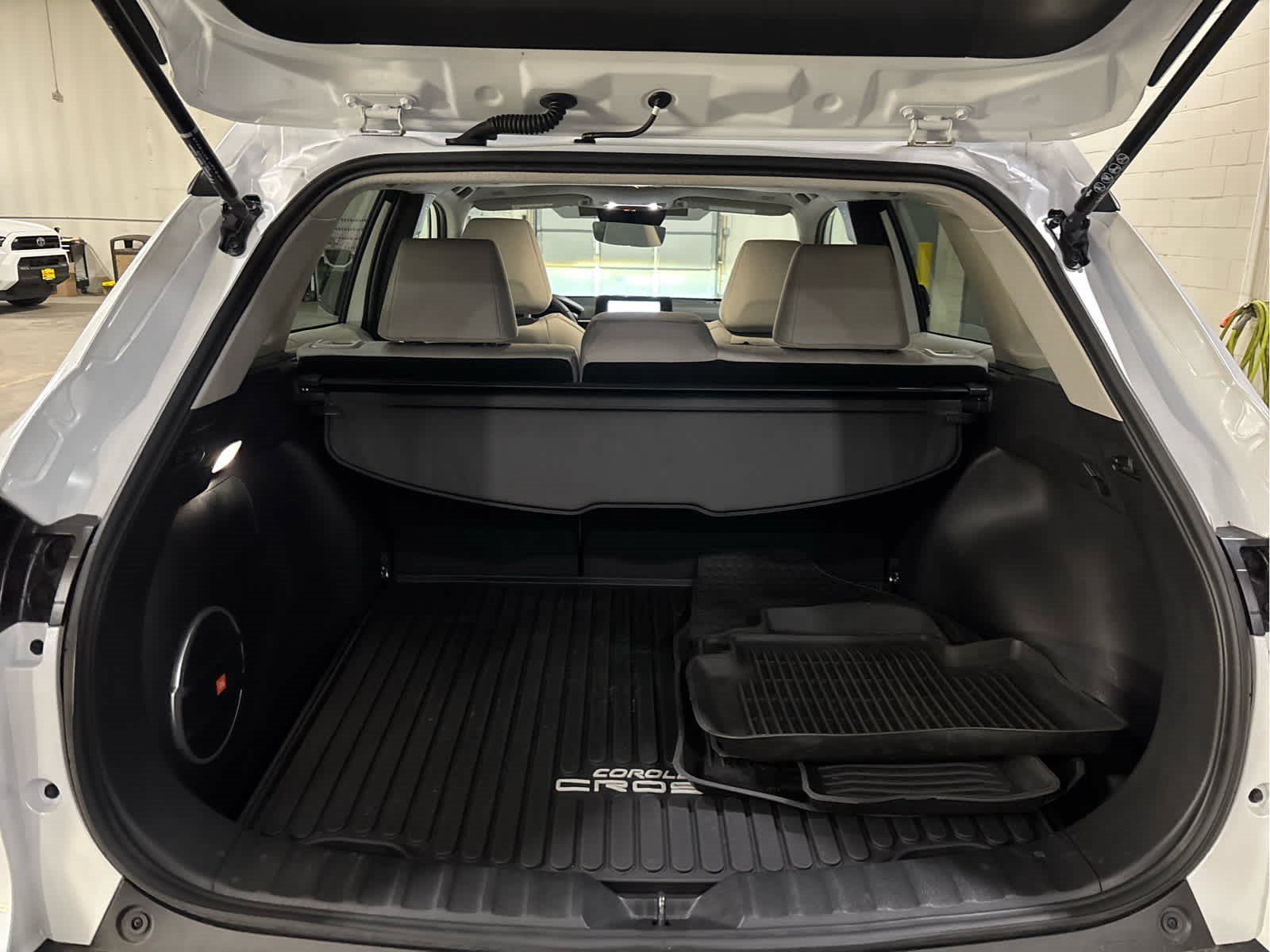 Used 2025 Wind Chill Pearl Toyota LE image 7