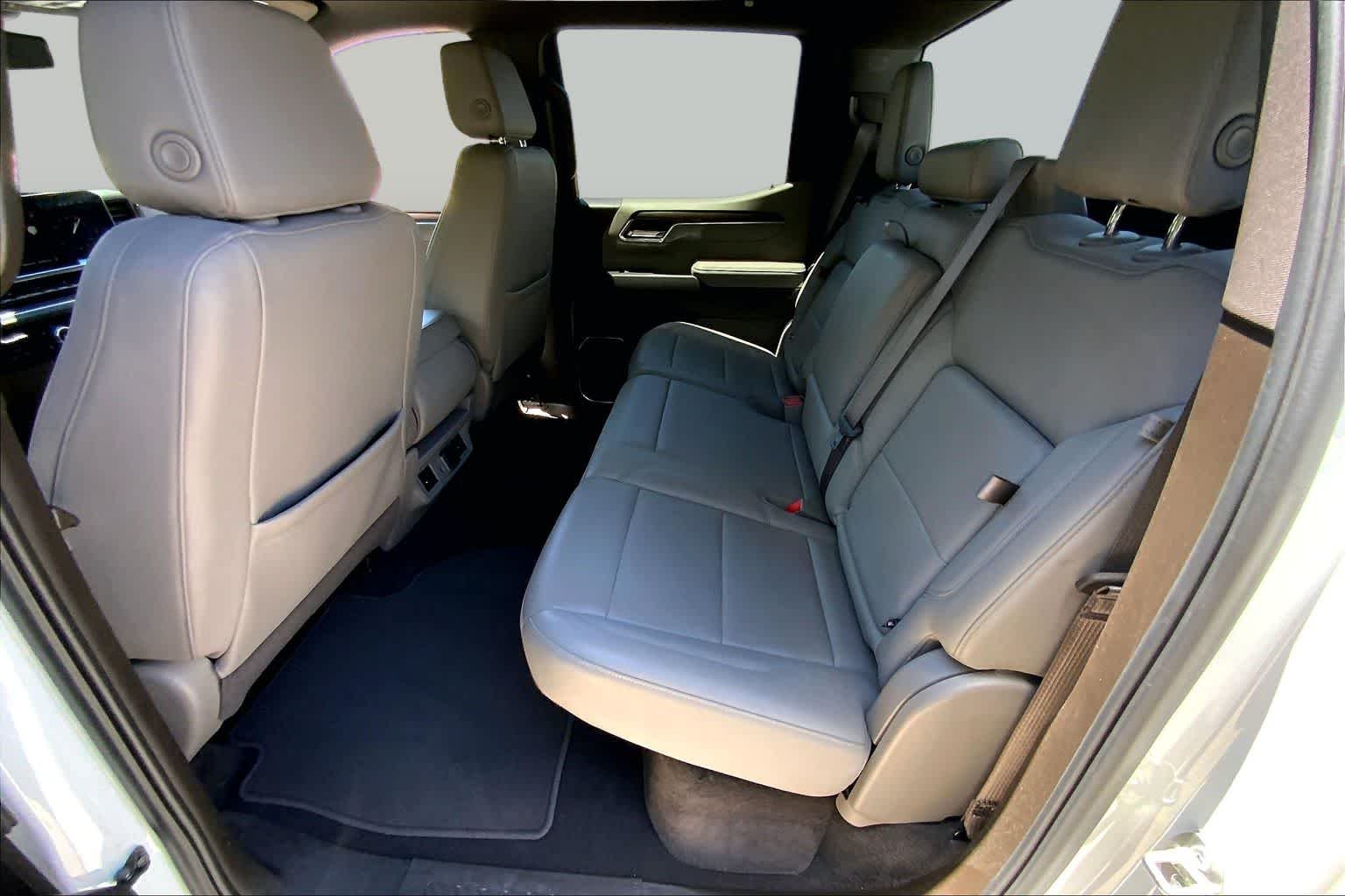 Used 2025 Summit White GMC SLT image 20
