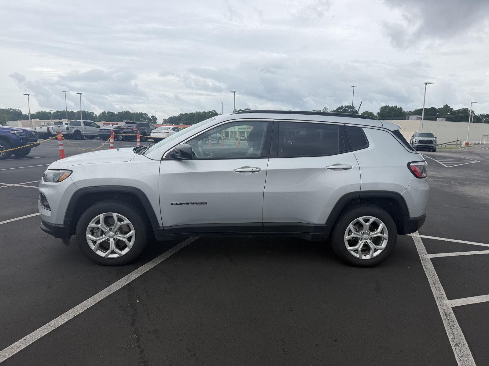 Used 2024 Silver Zynith Metallic Clearcoat Jeep Latitude image 4