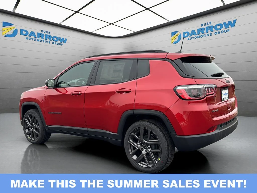 New 2026 Red Hot Pearl-Coat Exterior Paint Jeep Latitude image 3