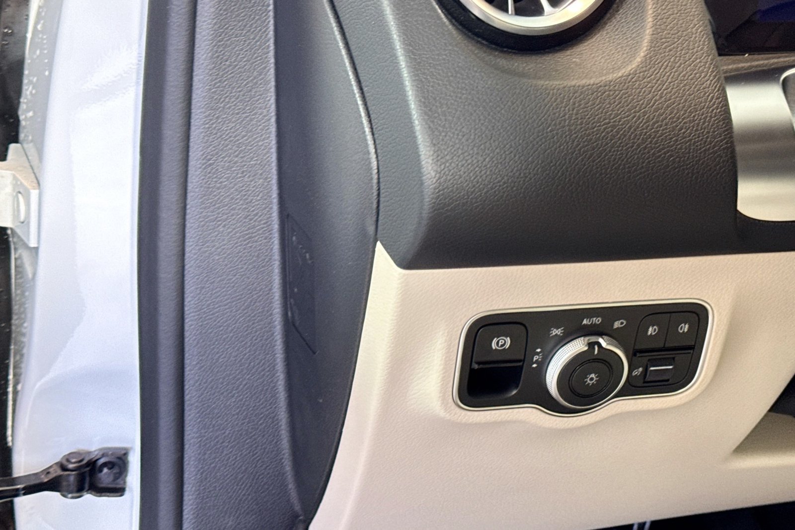New 2026 Polar White Mercedes-Benz GLB 250 image 10