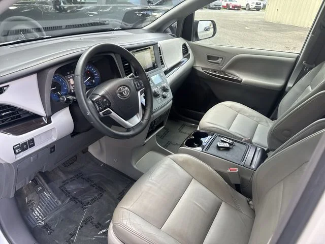 Used 2018 White Toyota XLE image 18