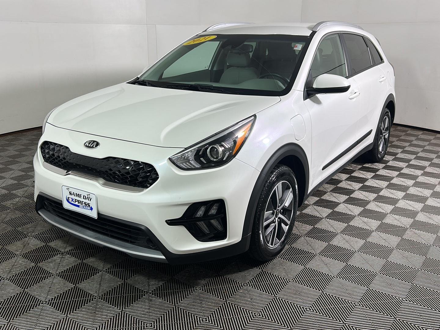 Used 2021 Snow White Pearl Kia LXS image 10
