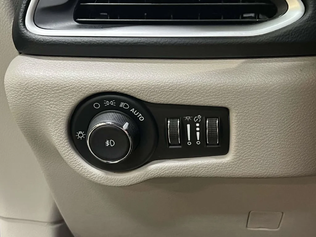 Used 2023 Black Chrysler Touring L image 23