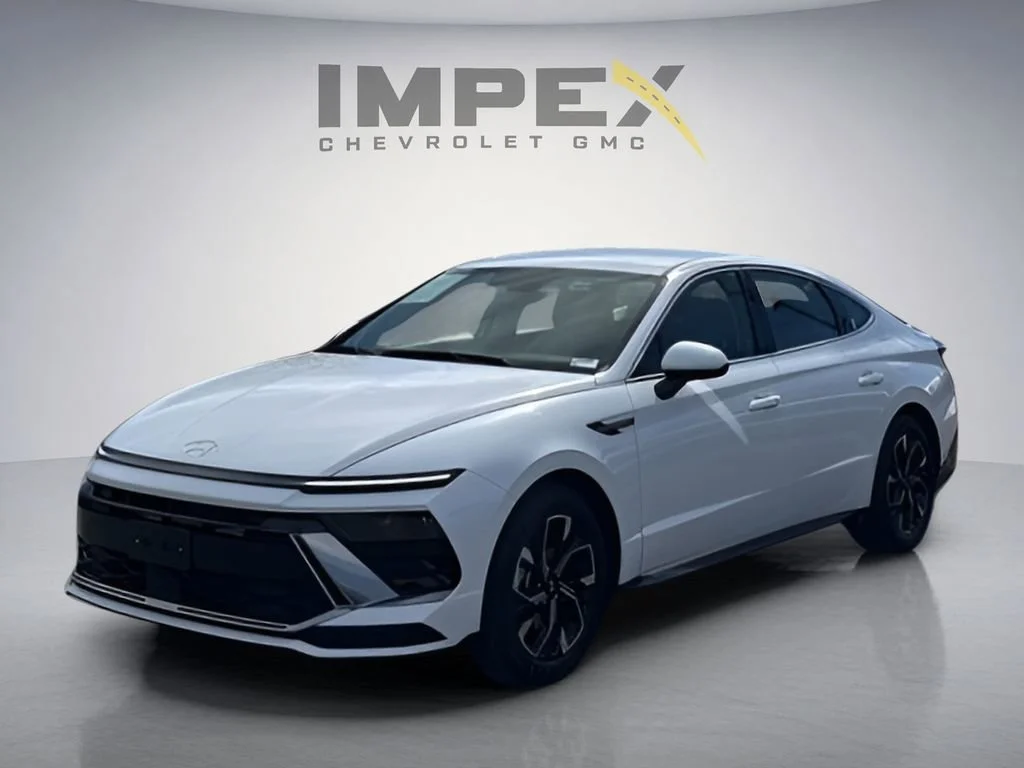 Used 2025 White Hyundai SEL image 1