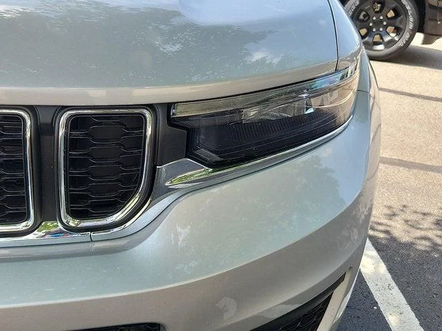 New 2026 Silver Zynith Exterior Paint Jeep Laredo X image 5
