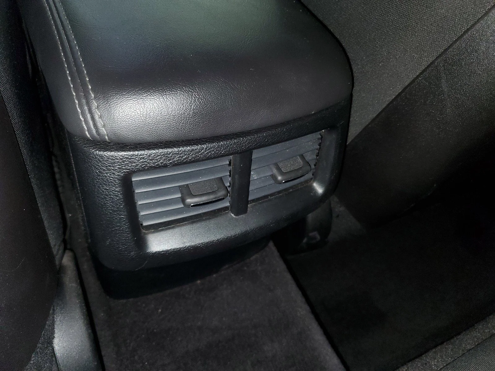 Used 2018 Pitch Black Clearcoat Dodge SXT image 17