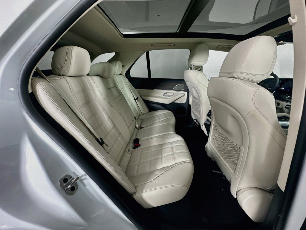 New 2027 MANUFAKTUR Moonlight White Metallic Mercedes-Benz GLE 450 image 28