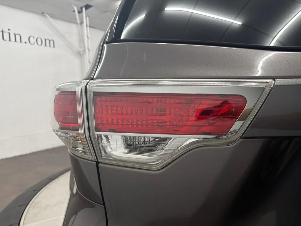 Used 2016 Gray Toyota XLE V6 image 27