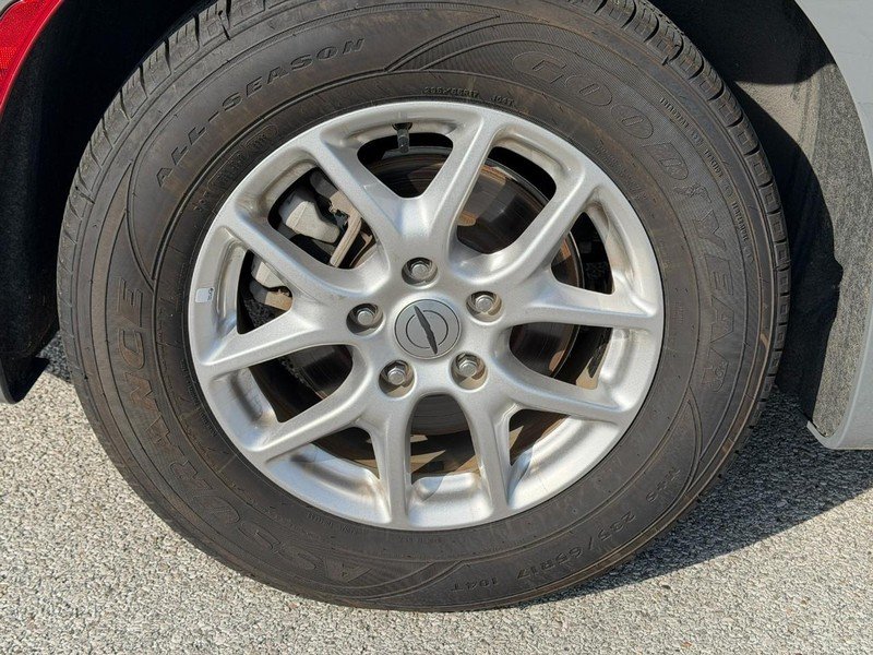 Used 2025 Ceramic Gray Clearcoat Chrysler Select FWD image 6