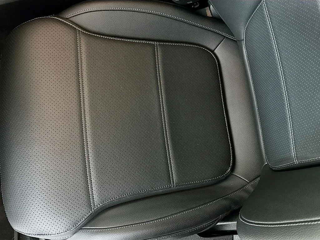 Used 2023 White Mercedes-Benz GLC 300 image 19