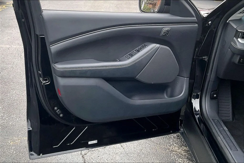 Used 2023 Black Ford Select image 22