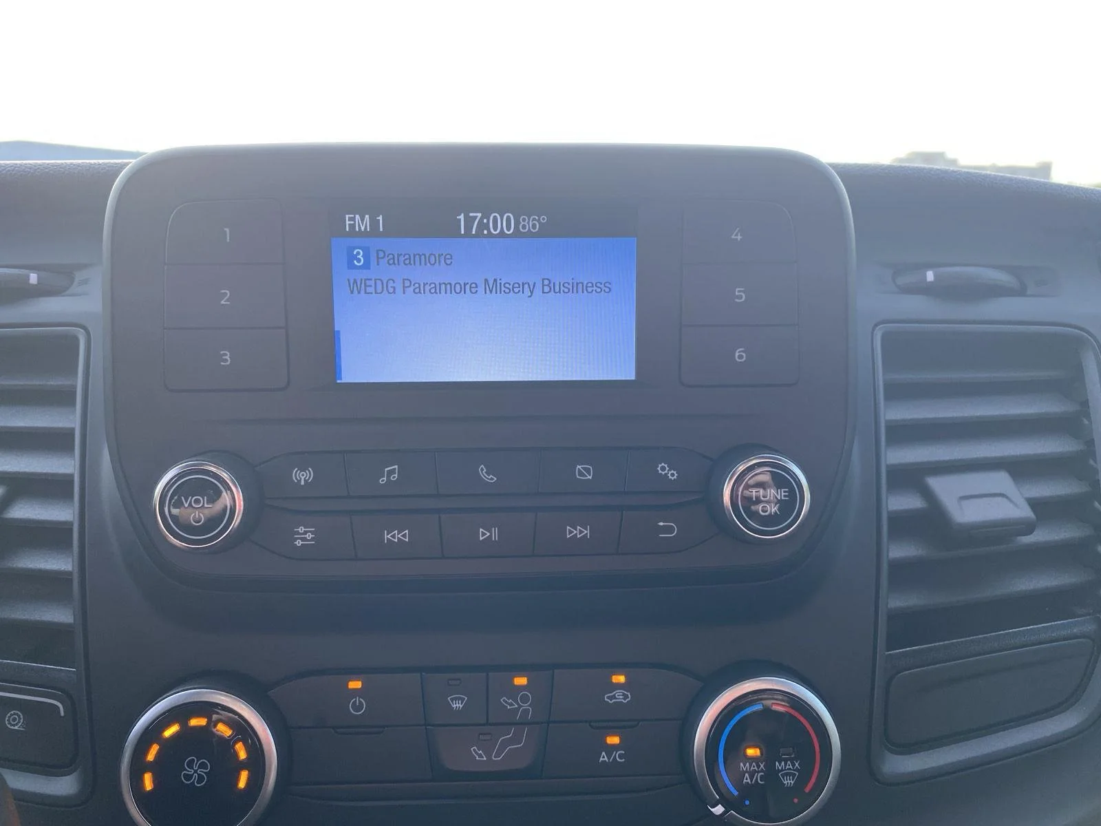 Used 2025 Oxford White Ford 250 image 19