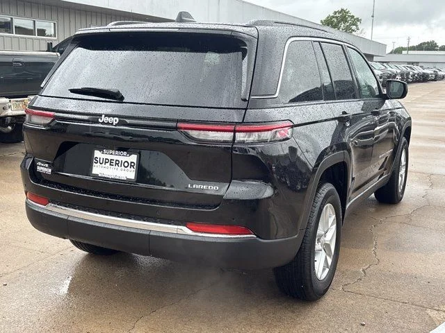 New 2026 Diamond Black Crystal Pearl-Coat Exterior Paint Jeep Laredo image 3