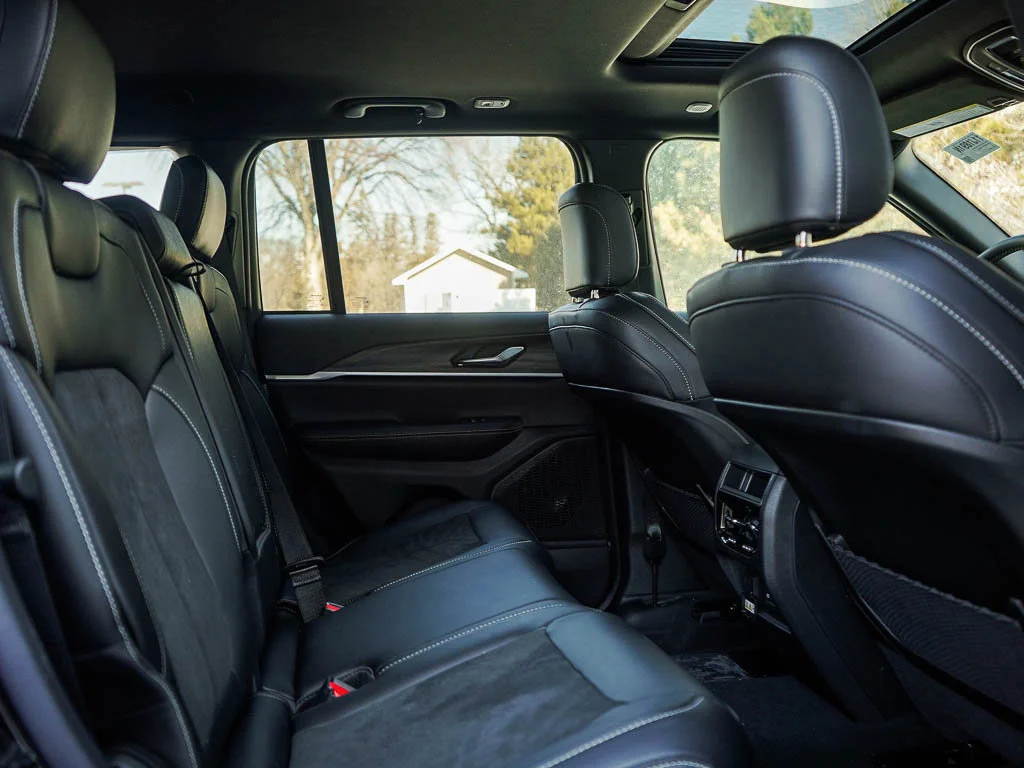 New 2026 Diamond Black Crystal Pearlcoat Jeep Altitude image 12