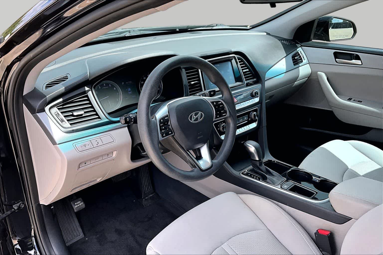Used 2019 Phantom Black Hyundai SE image 16
