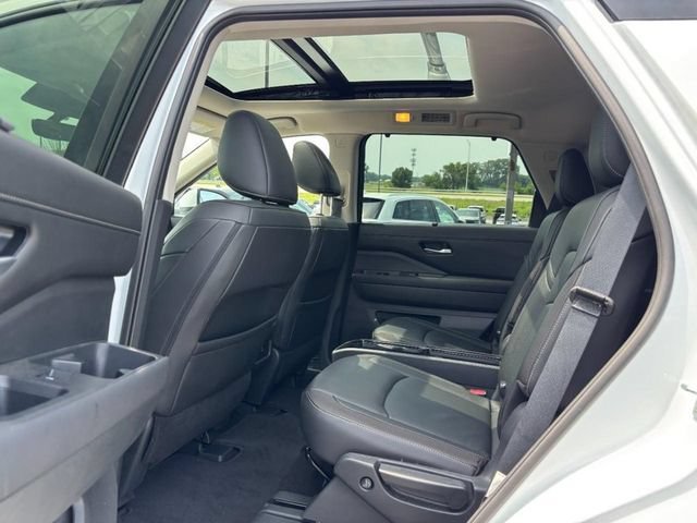 2025 Nissan Pathfinder SL - Photo 11