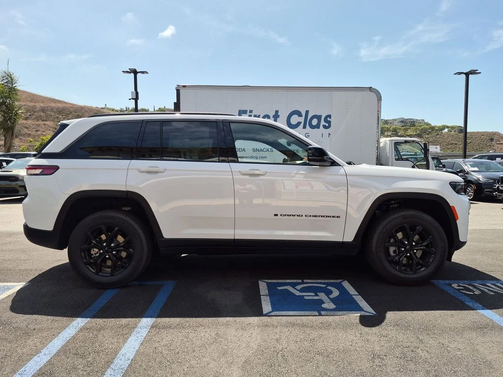 New 2026 Bright White Clear-Coat Exterior Paint Jeep Laredo Altitude image 4