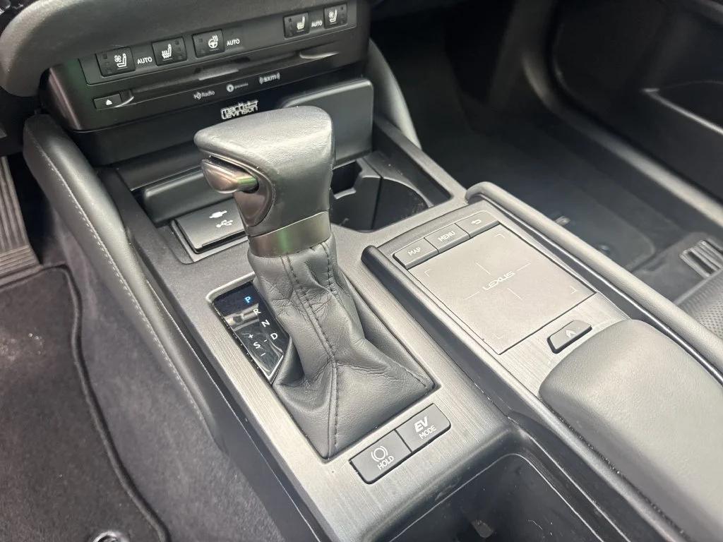 Used 2022 White Lexus 300h image 32
